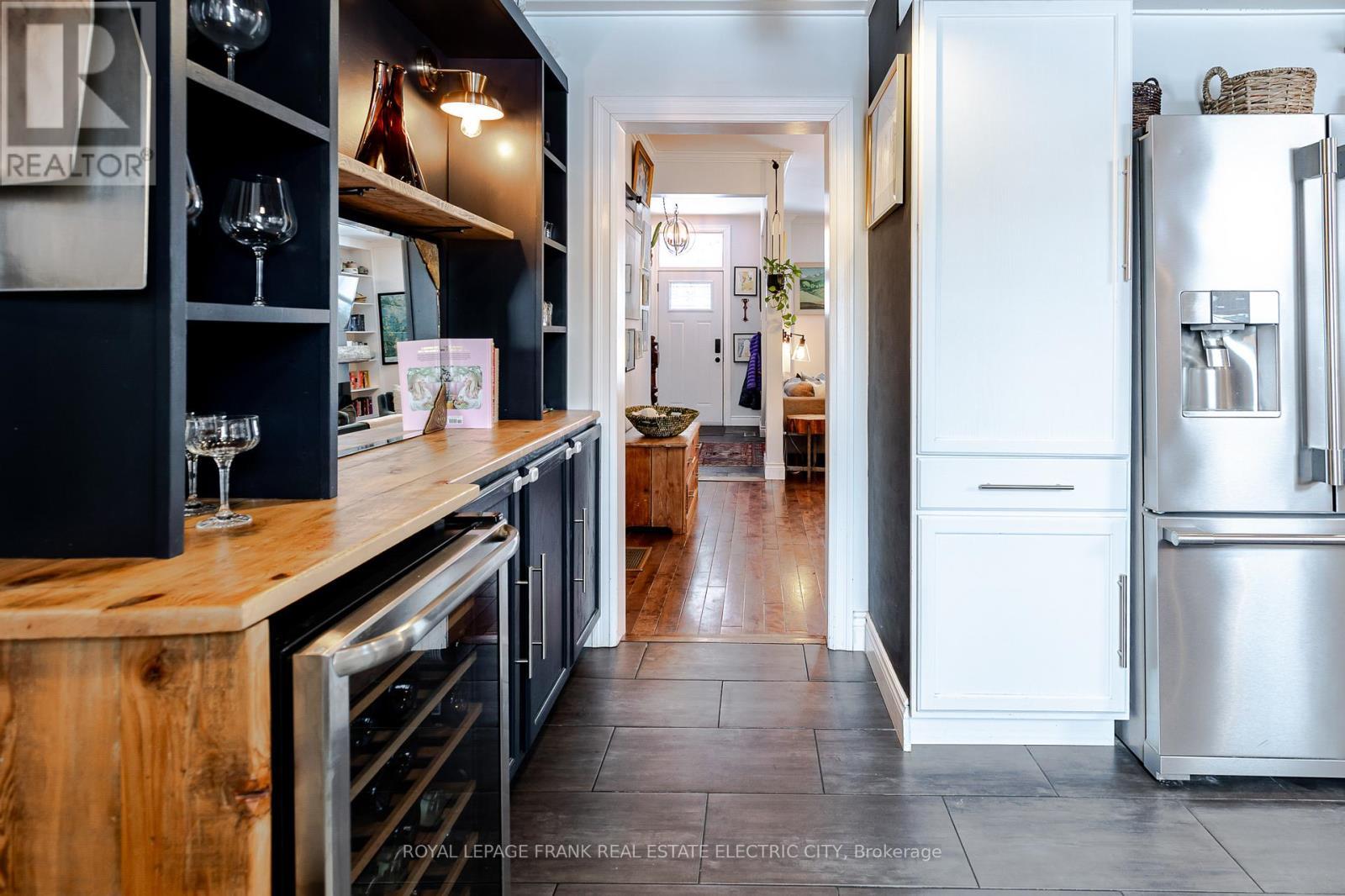 












533 BOLIVAR STREET

,
Peterborough (Town Ward 3),




Ontario
K9J4R5

