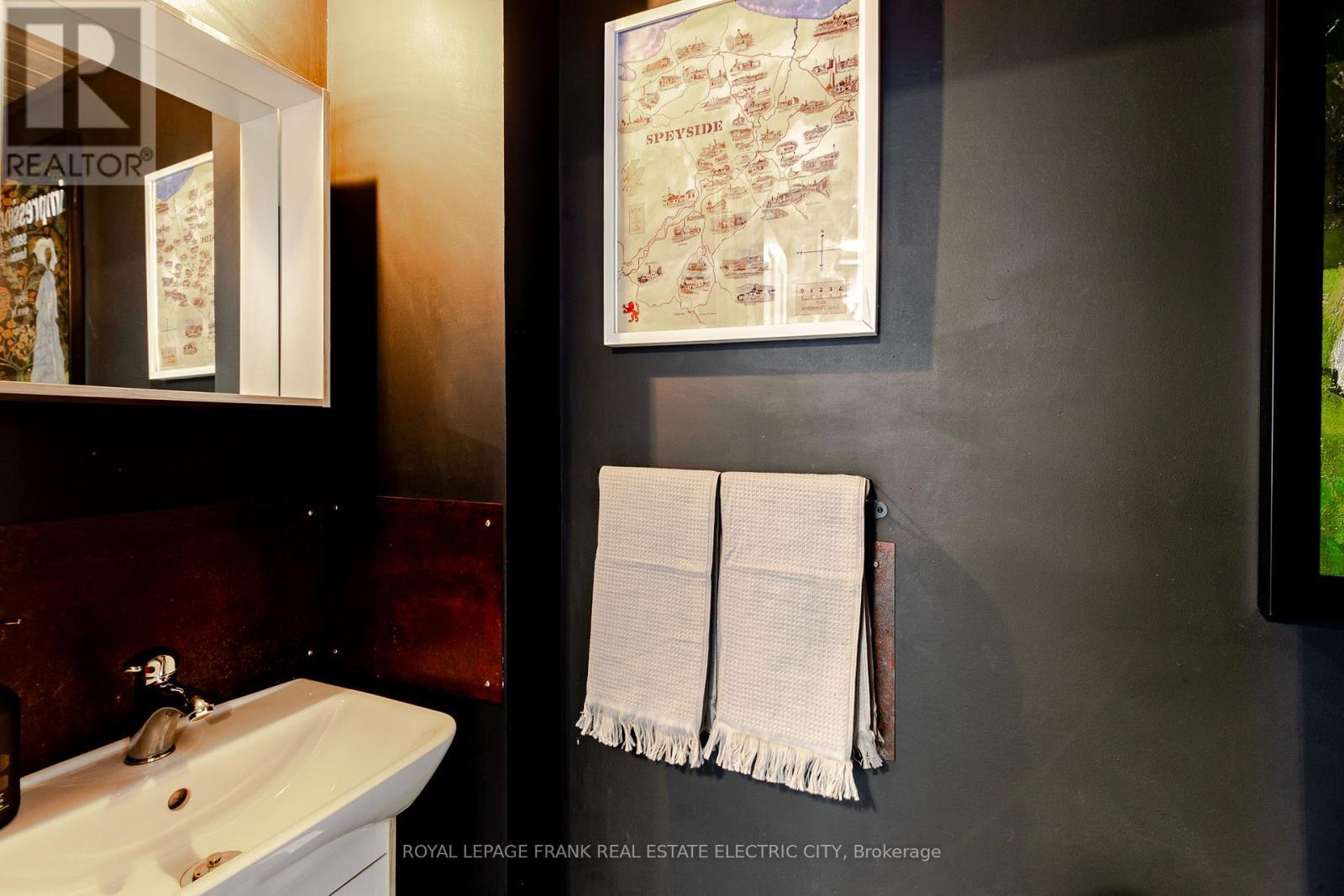 












533 BOLIVAR STREET

,
Peterborough (Town Ward 3),




Ontario
K9J4R5

