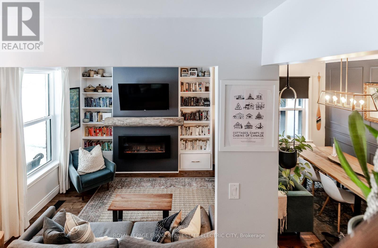 












533 BOLIVAR STREET

,
Peterborough (Town Ward 3),




Ontario
K9J4R5

