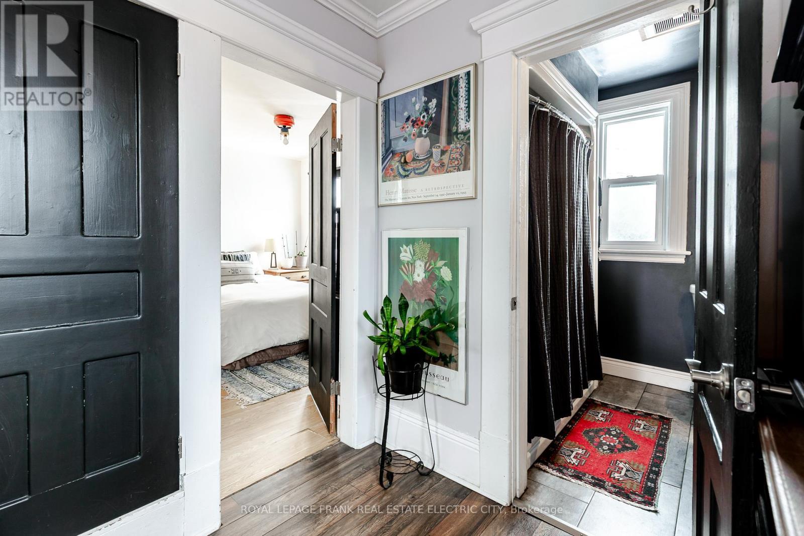 












533 BOLIVAR STREET

,
Peterborough (Town Ward 3),




Ontario
K9J4R5

