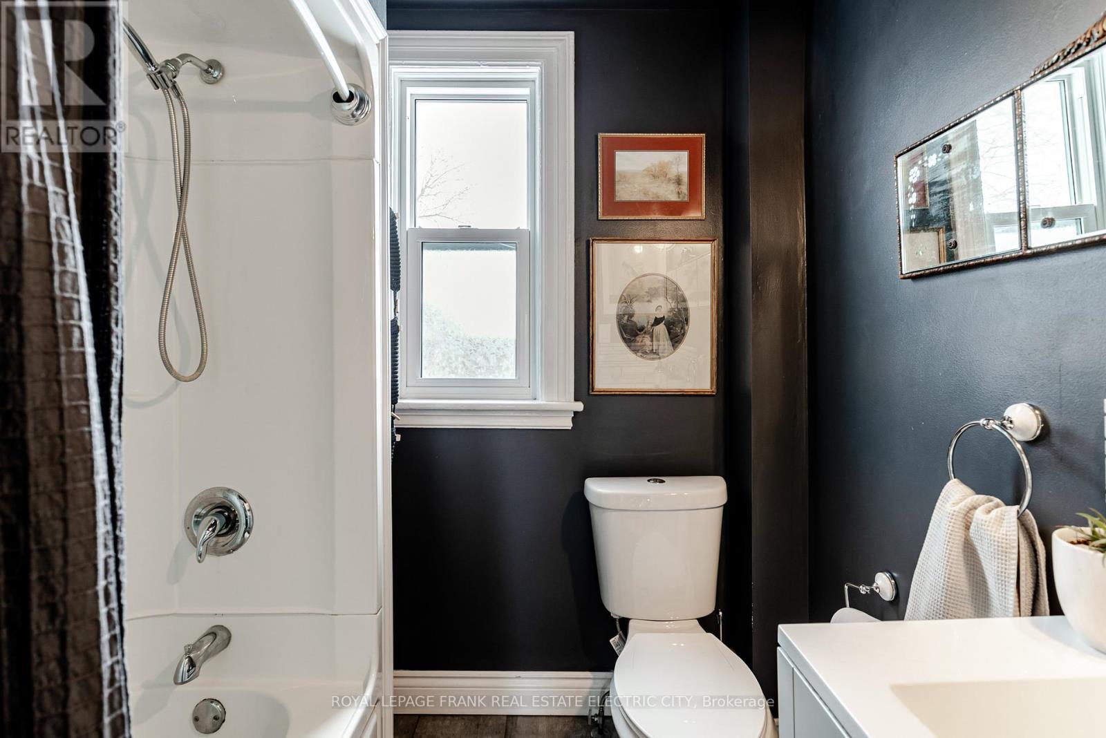 












533 BOLIVAR STREET

,
Peterborough (Town Ward 3),




Ontario
K9J4R5

