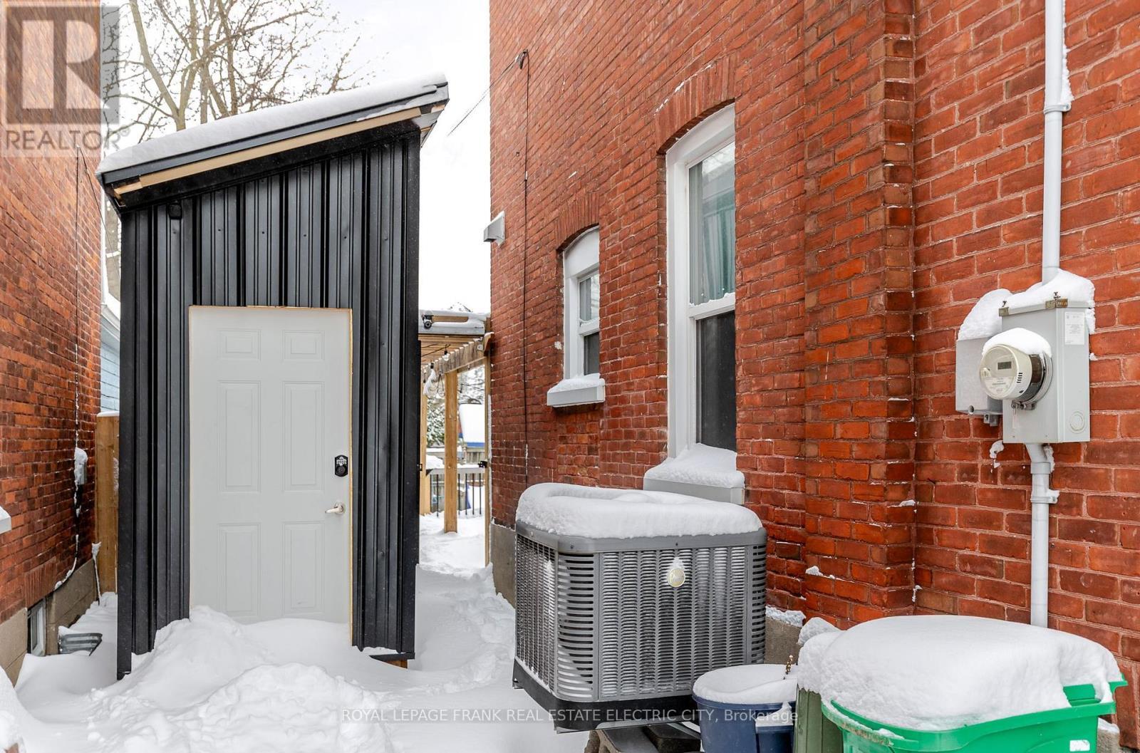 












533 BOLIVAR STREET

,
Peterborough (Town Ward 3),




Ontario
K9J4R5

