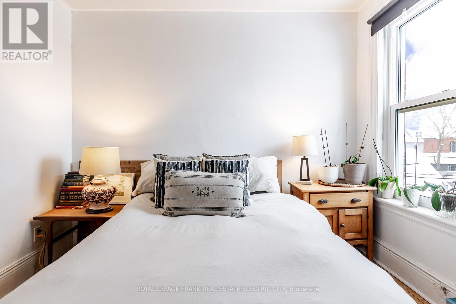 












533 BOLIVAR STREET

,
Peterborough (Town Ward 3),




Ontario
K9J4R5

