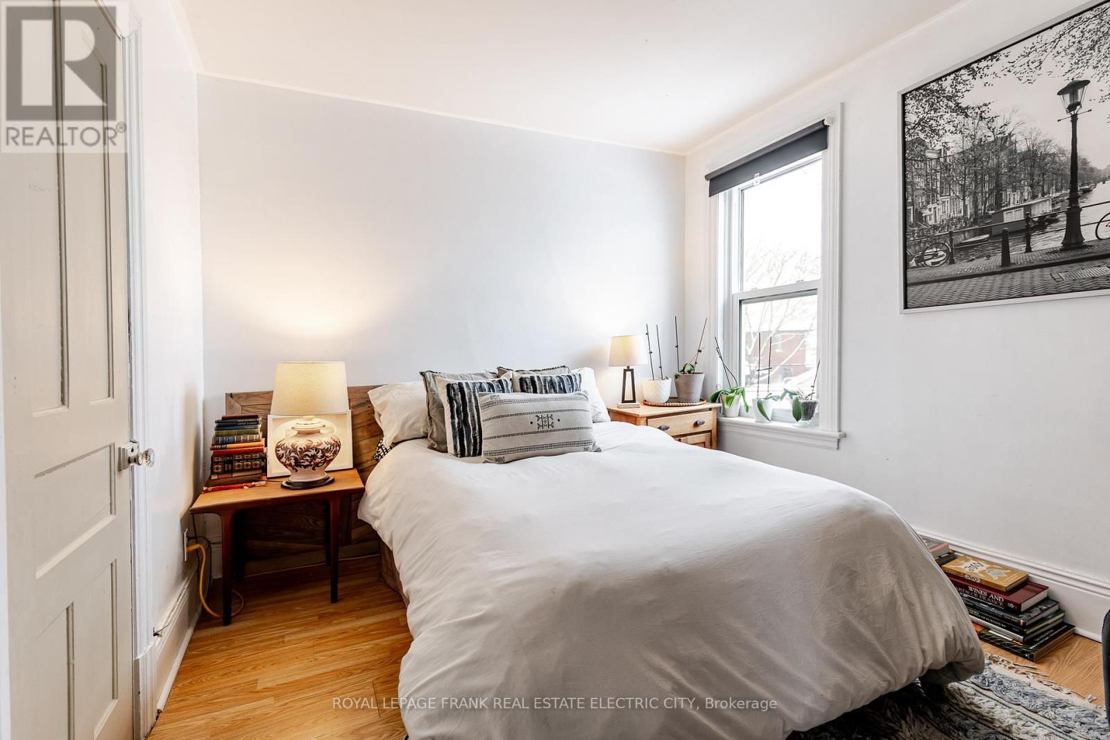 












533 BOLIVAR STREET

,
Peterborough (Town Ward 3),




Ontario
K9J4R5

