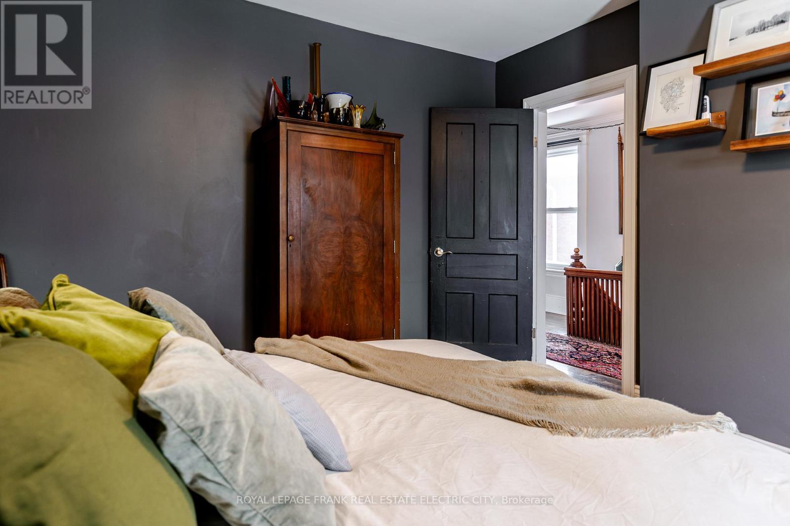 












533 BOLIVAR STREET

,
Peterborough (Town Ward 3),




Ontario
K9J4R5

