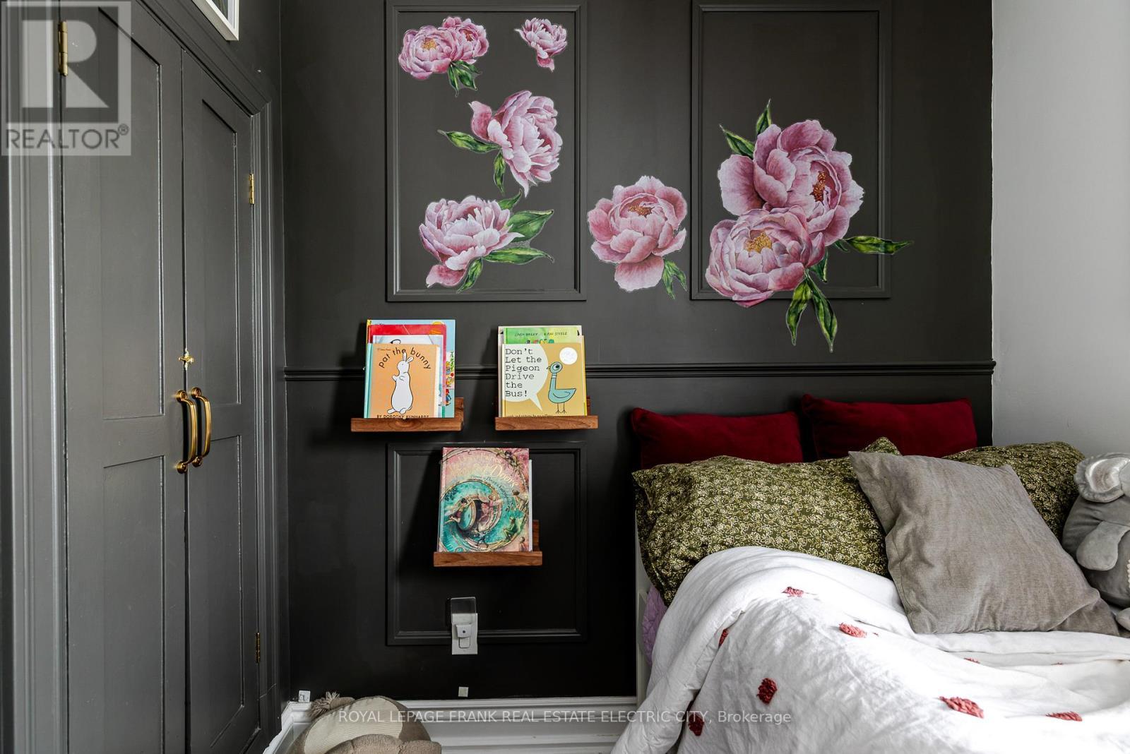 












533 BOLIVAR STREET

,
Peterborough (Town Ward 3),




Ontario
K9J4R5

