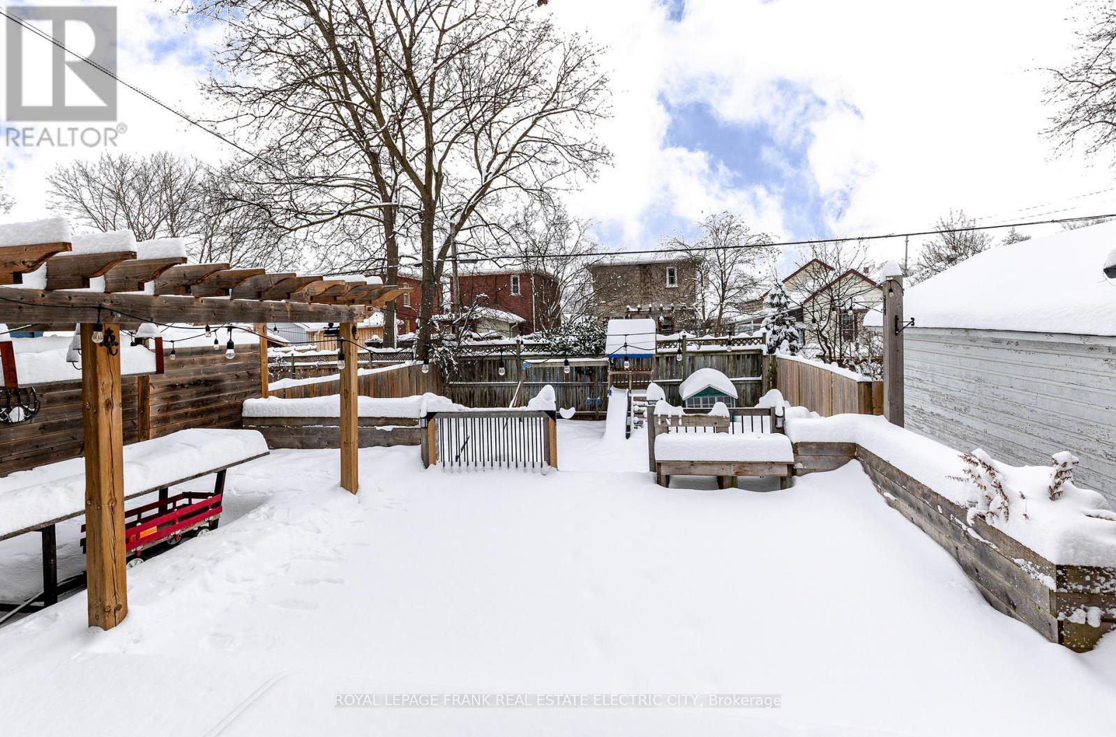 












533 BOLIVAR STREET

,
Peterborough (Town Ward 3),




Ontario
K9J4R5

