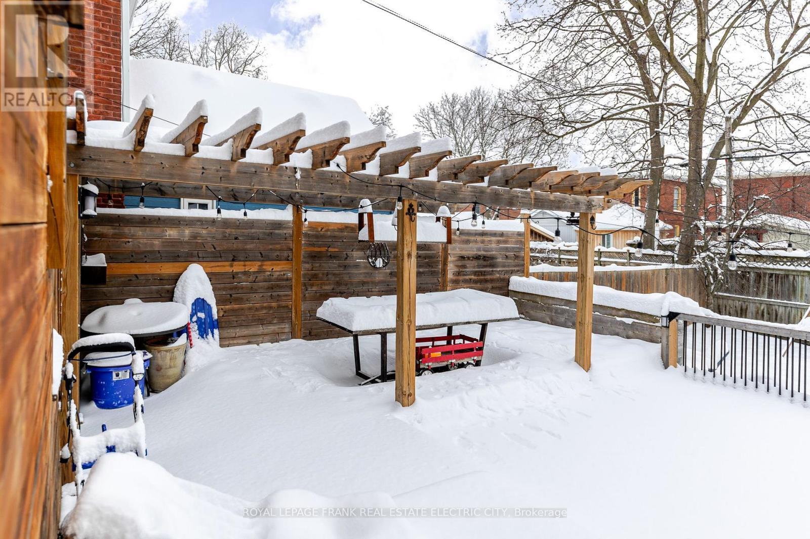 












533 BOLIVAR STREET

,
Peterborough (Town Ward 3),




Ontario
K9J4R5

