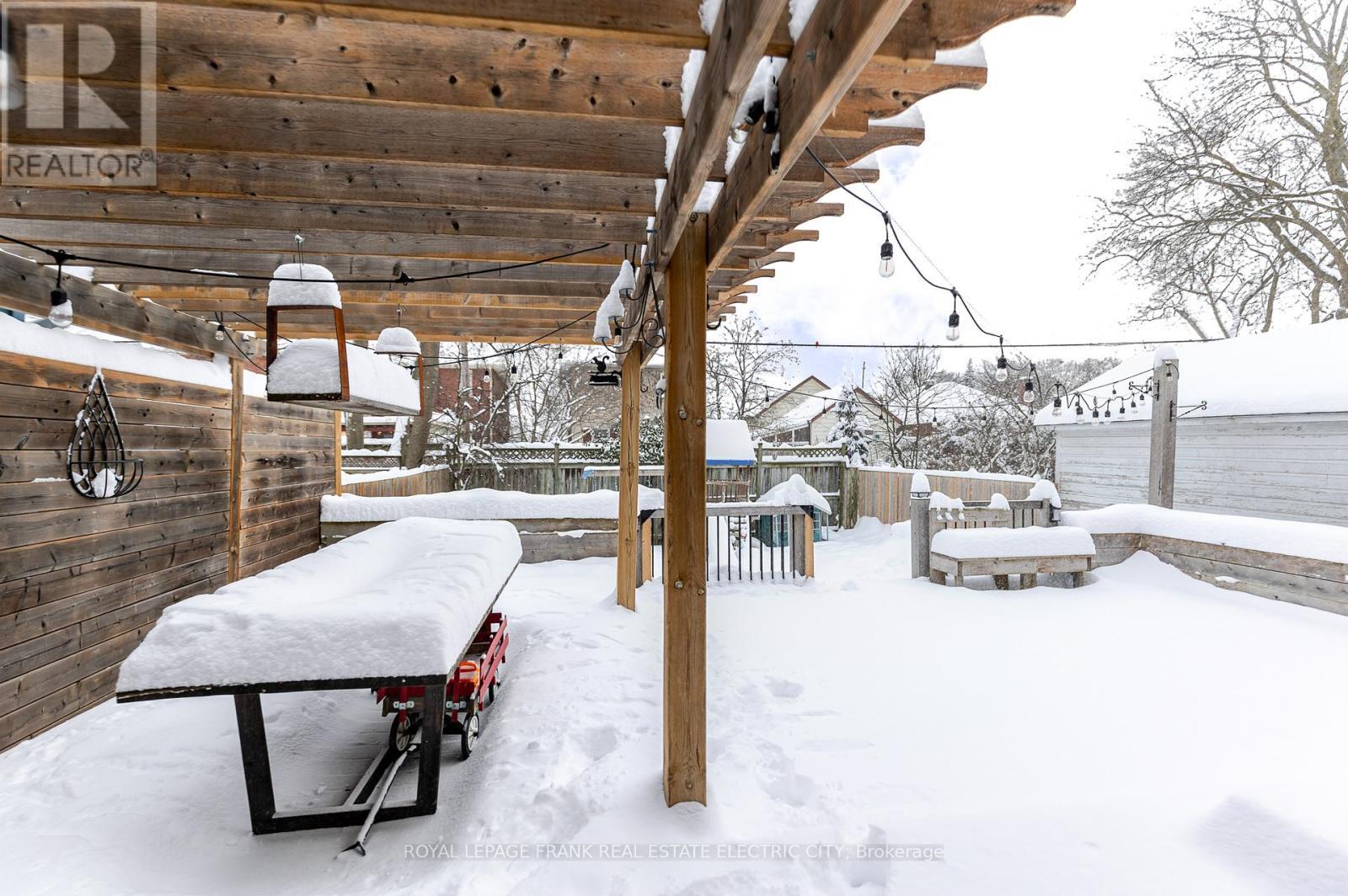 












533 BOLIVAR STREET

,
Peterborough (Town Ward 3),




Ontario
K9J4R5

