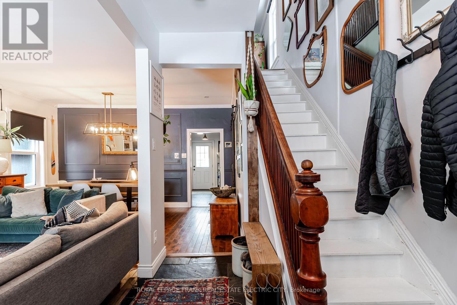 












533 BOLIVAR STREET

,
Peterborough (Town Ward 3),




Ontario
K9J4R5

