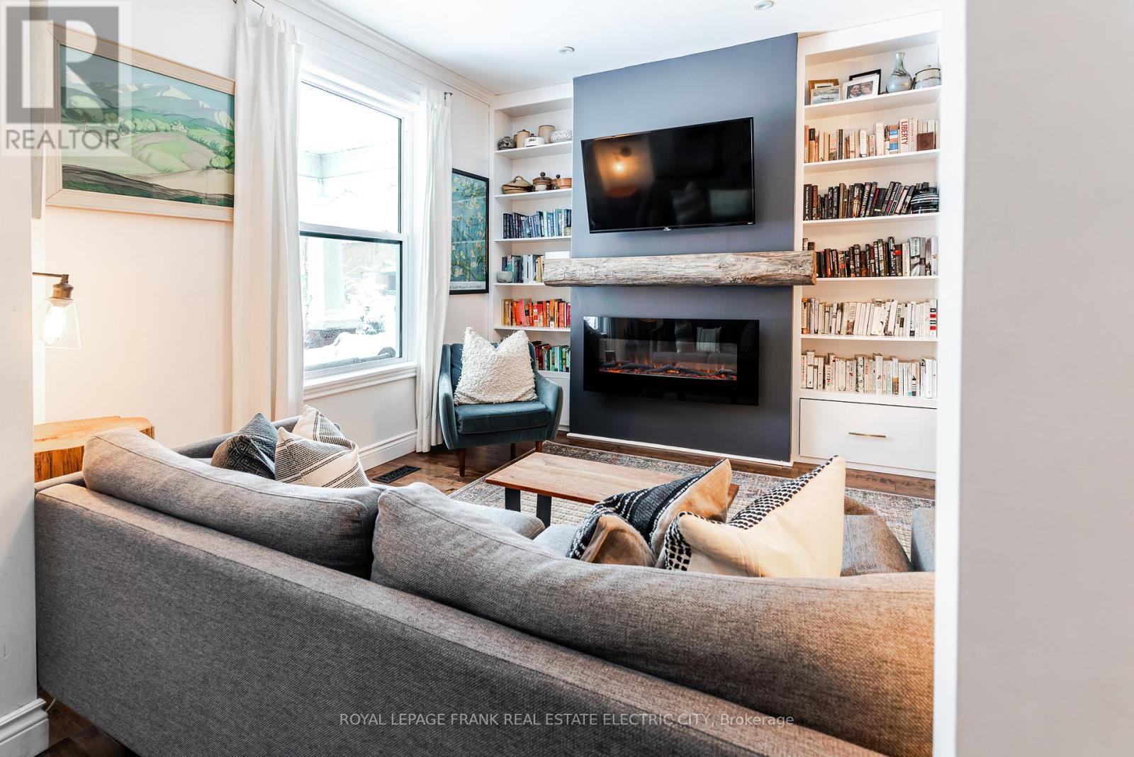 












533 BOLIVAR STREET

,
Peterborough (Town Ward 3),




Ontario
K9J4R5

