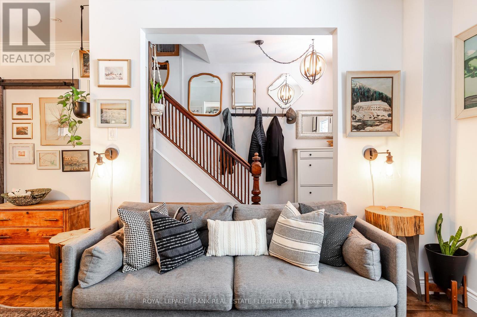 












533 BOLIVAR STREET

,
Peterborough (Town Ward 3),




Ontario
K9J4R5

