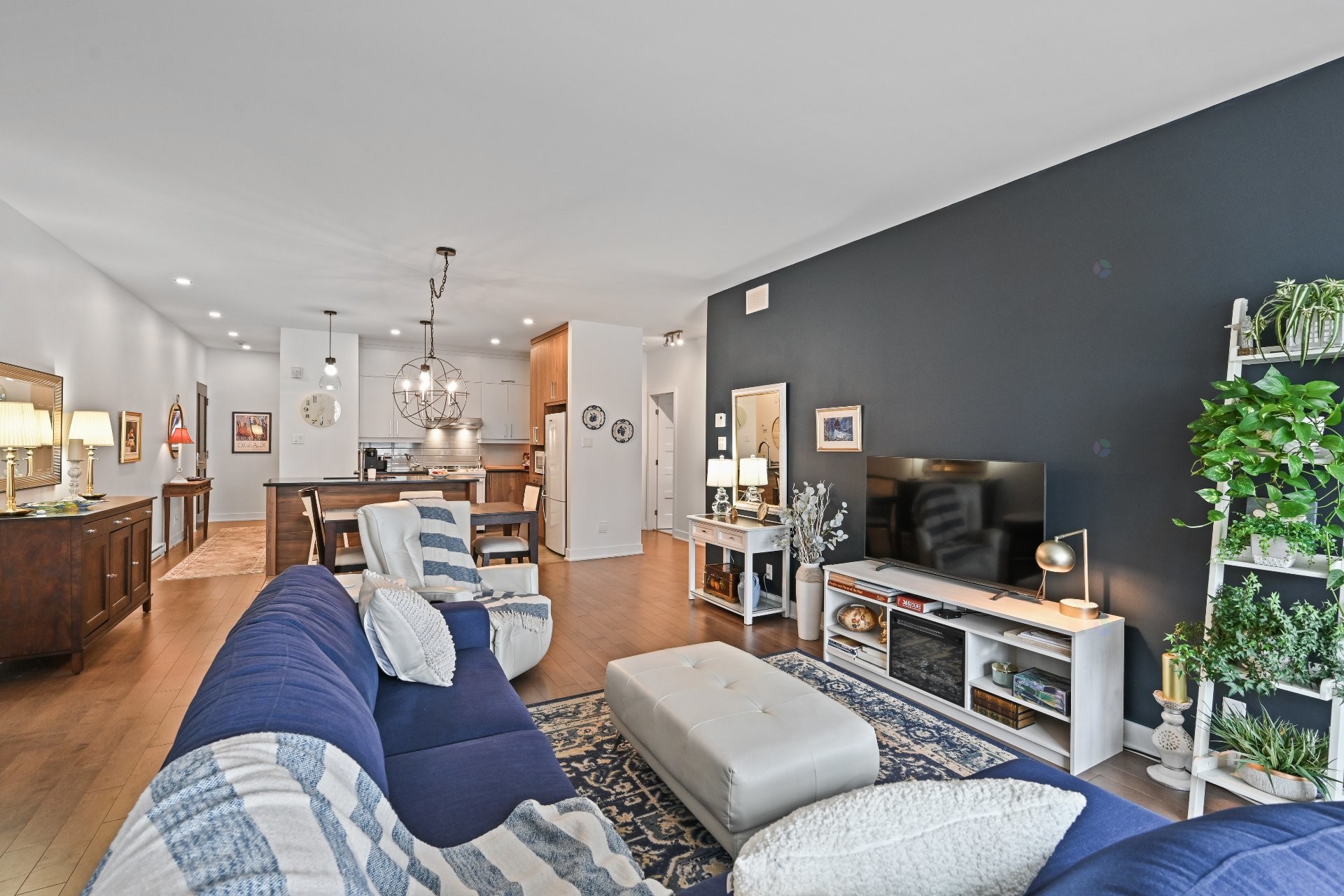 









331


Av. de Venise O.

, 205,
Venise-en-Québec,




QC
J0J2K0

