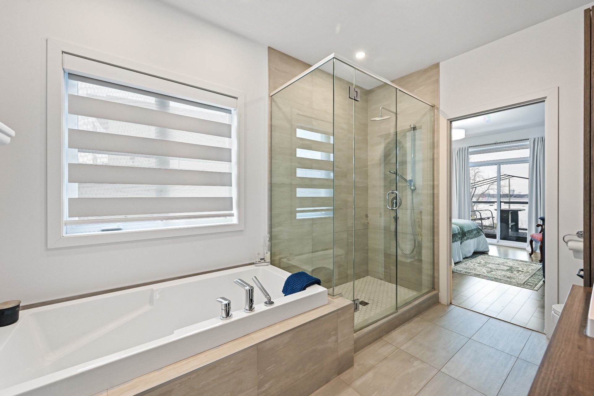 









331


Av. de Venise O.

, 205,
Venise-en-Québec,




QC
J0J2K0

