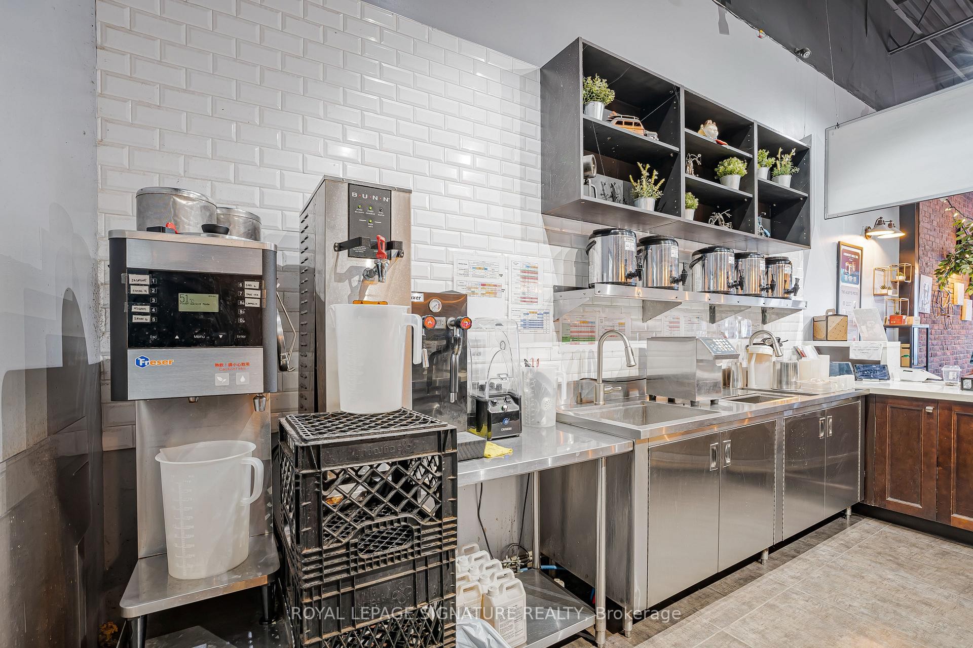 









325


Central

Parkway West, 11,
Mississauga,




ON
L5B 3X9

