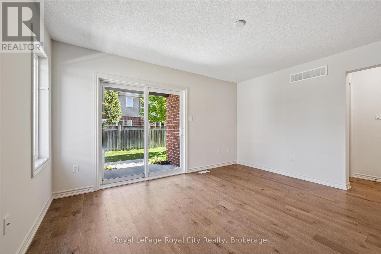 












52 ABERDEEN STREET

,
Centre Wellington (Fergus),




Ontario
N1M0C1

