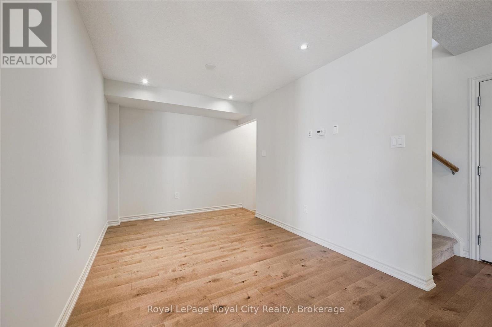 












52 ABERDEEN STREET

,
Centre Wellington (Fergus),




Ontario
N1M0C1

