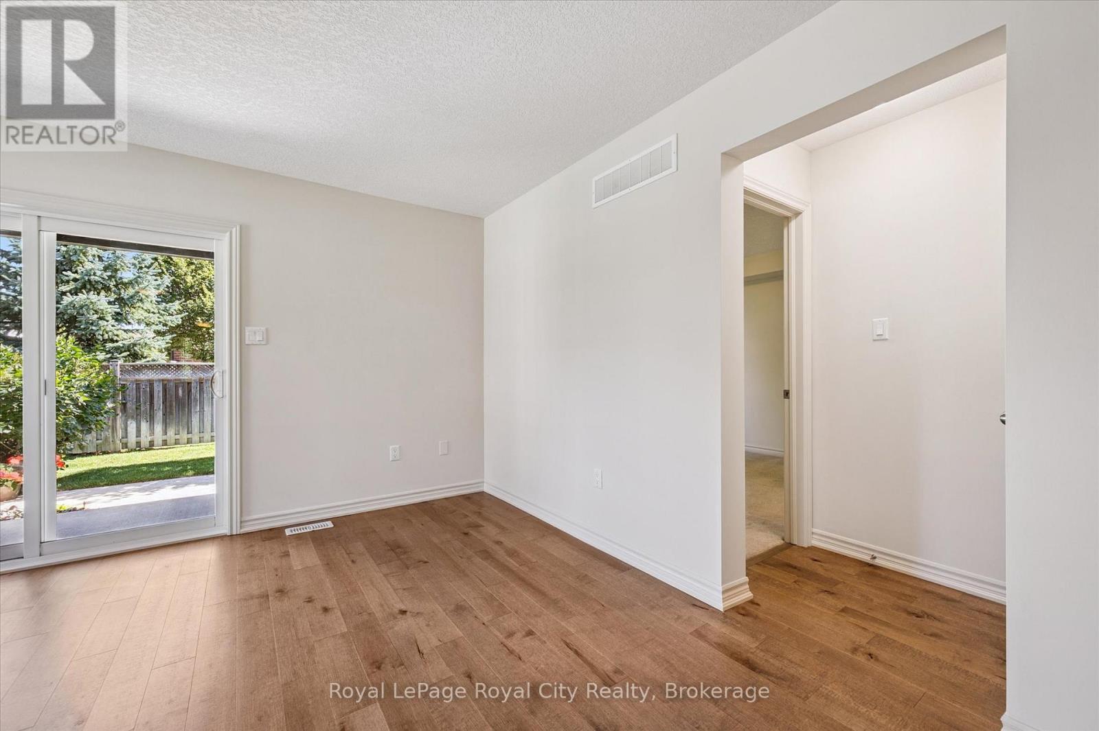 












52 ABERDEEN STREET

,
Centre Wellington (Fergus),




Ontario
N1M0C1

