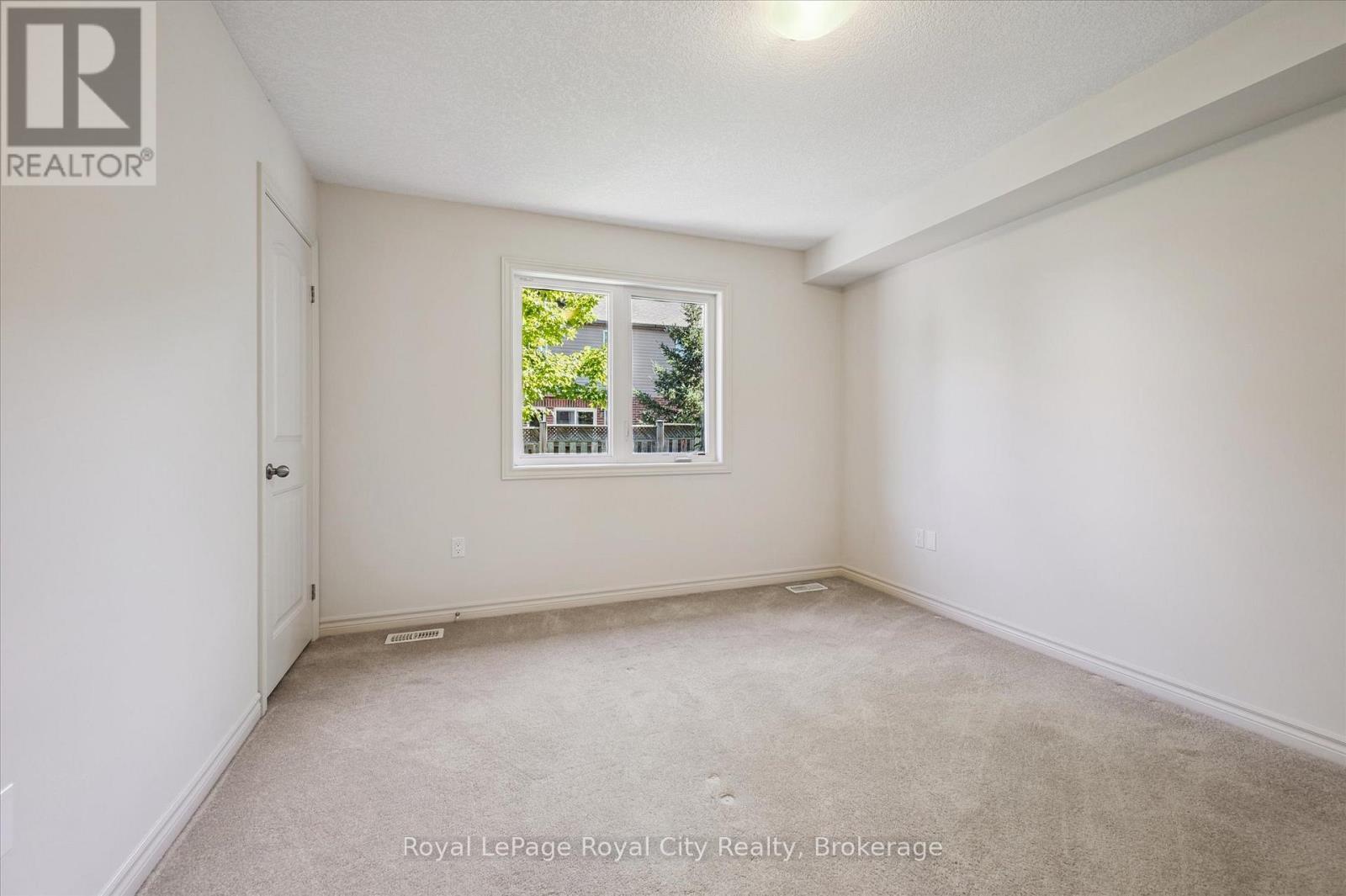 












52 ABERDEEN STREET

,
Centre Wellington (Fergus),




Ontario
N1M0C1

