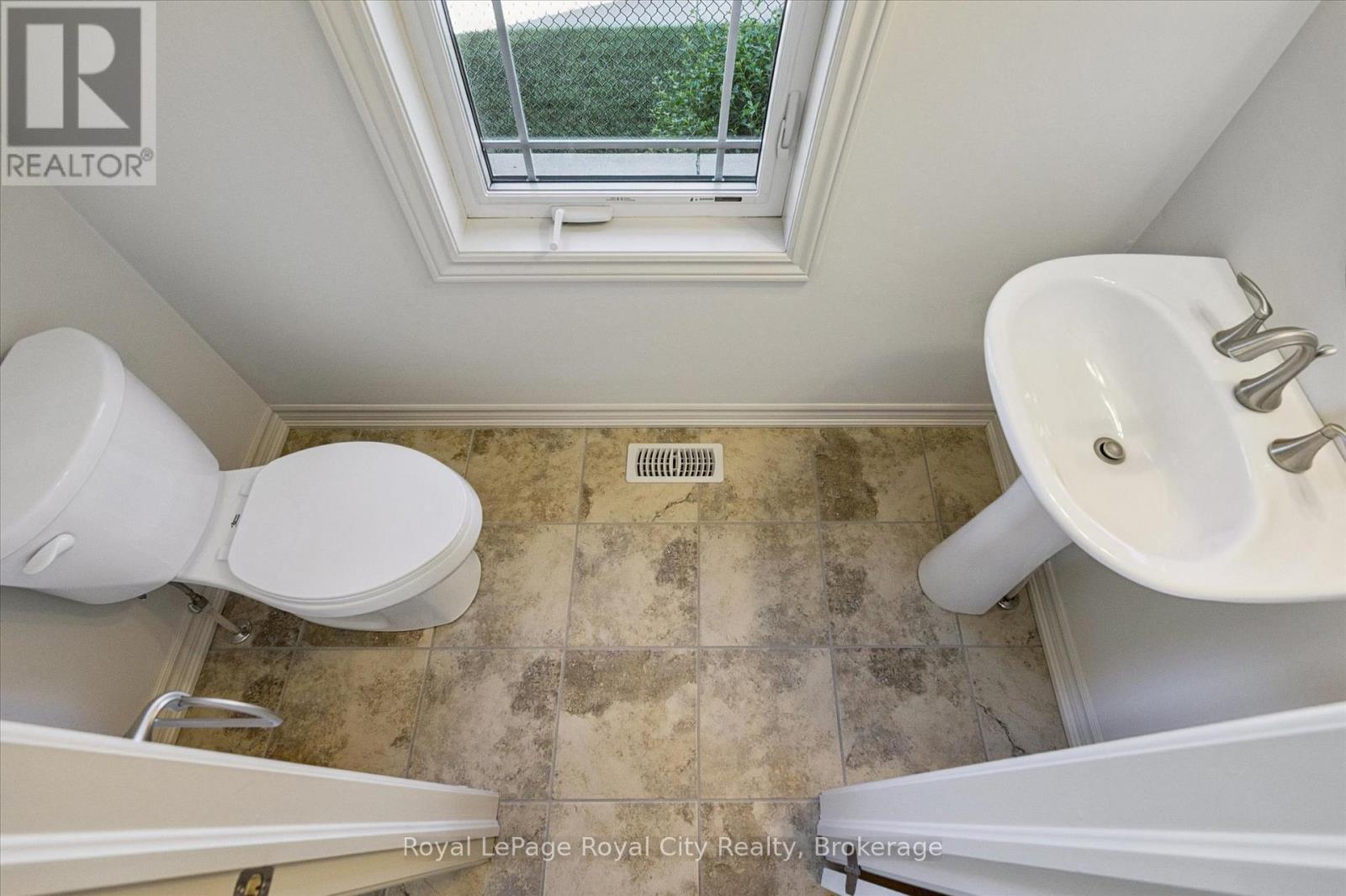 












52 ABERDEEN STREET

,
Centre Wellington (Fergus),




Ontario
N1M0C1

