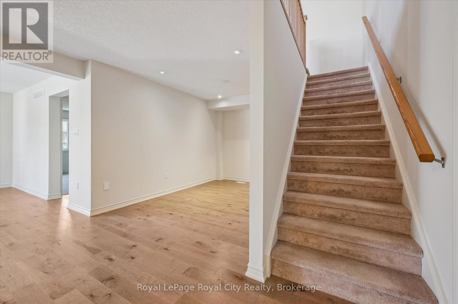 












52 ABERDEEN STREET

,
Centre Wellington (Fergus),




Ontario
N1M0C1

