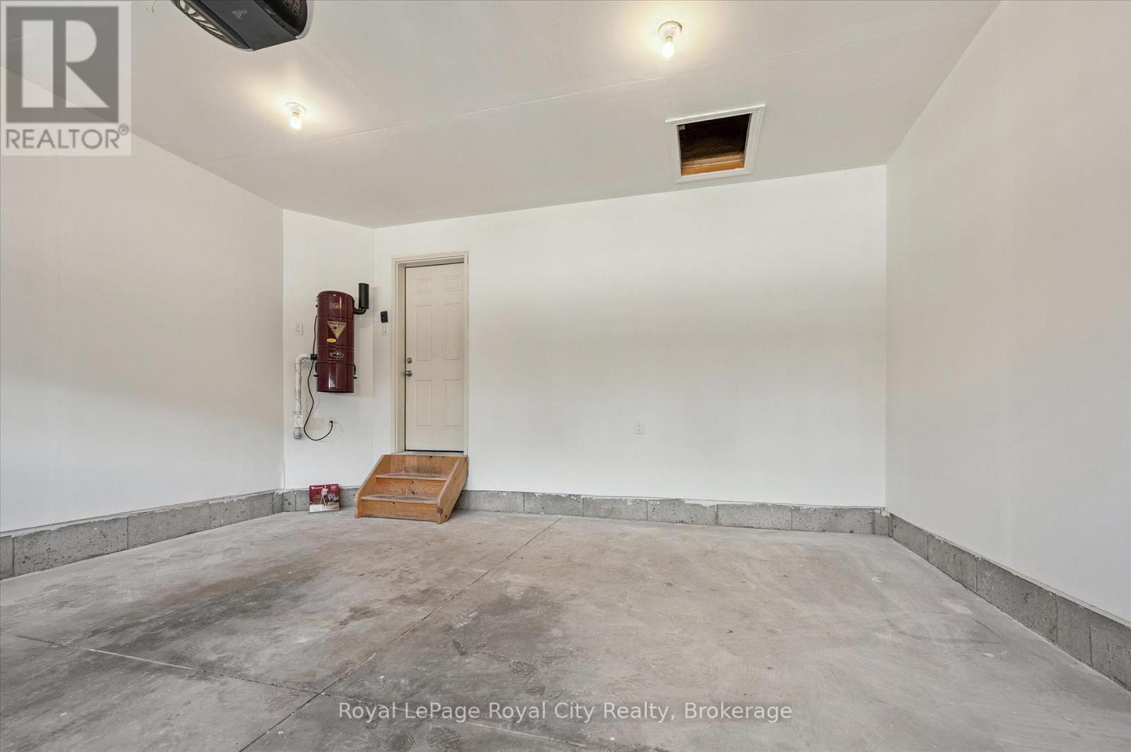 












52 ABERDEEN STREET

,
Centre Wellington (Fergus),




Ontario
N1M0C1

