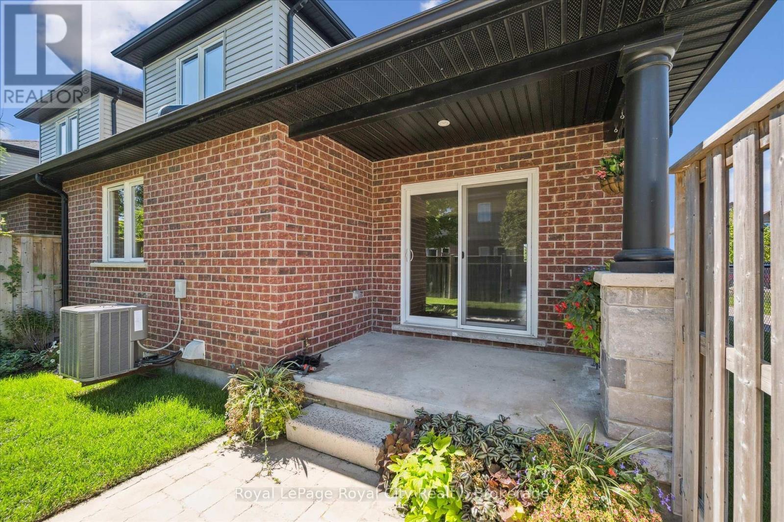 












52 ABERDEEN STREET

,
Centre Wellington (Fergus),




Ontario
N1M0C1

