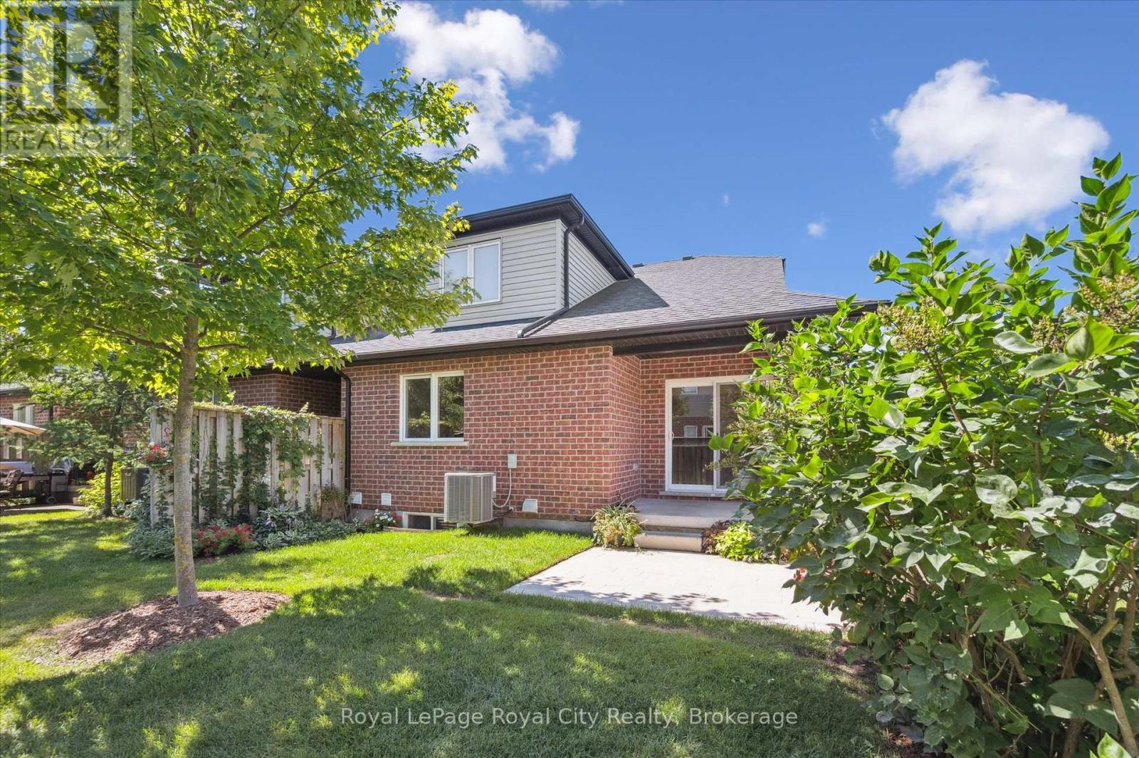 












52 ABERDEEN STREET

,
Centre Wellington (Fergus),




Ontario
N1M0C1

