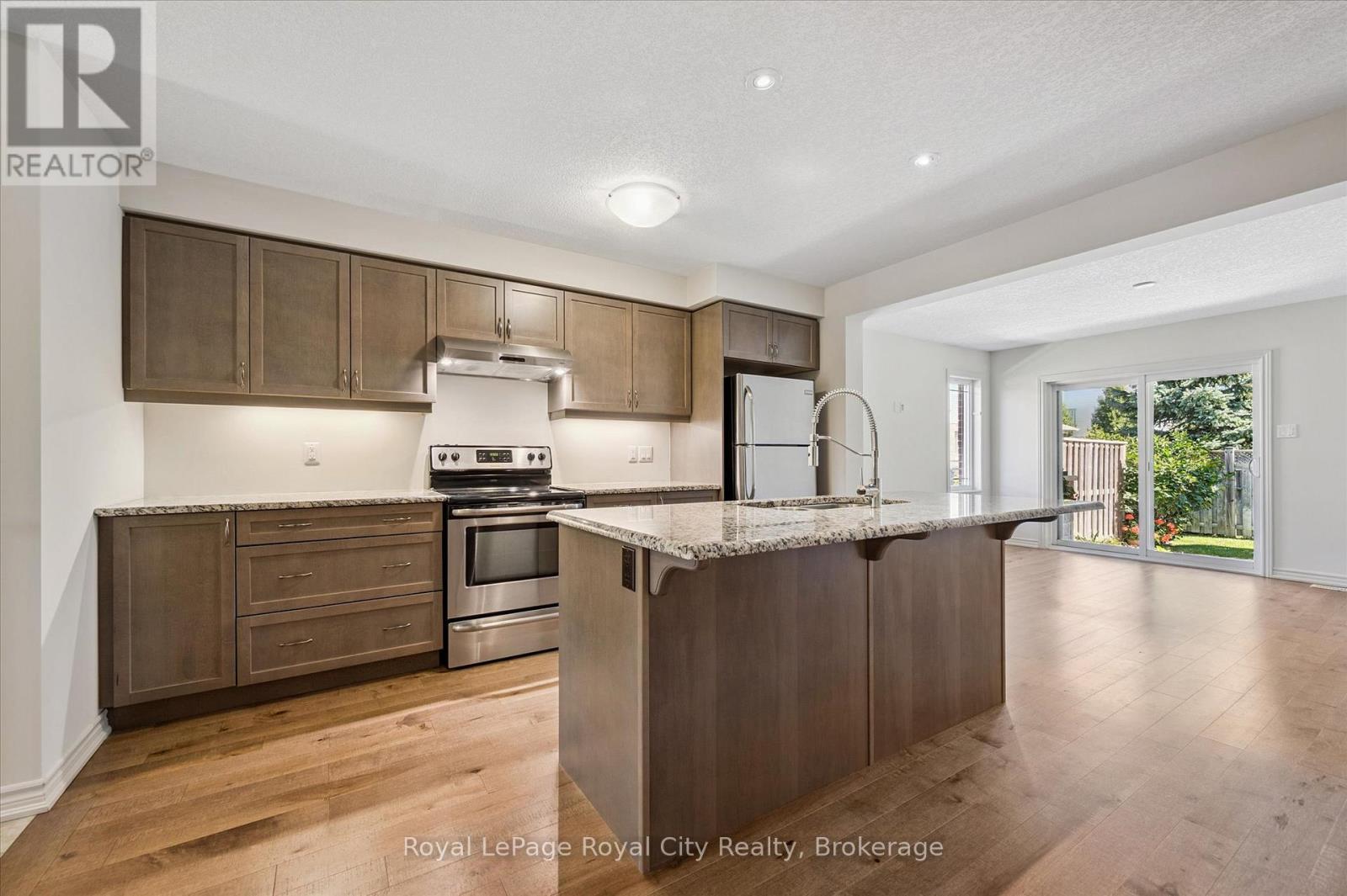 












52 ABERDEEN STREET

,
Centre Wellington (Fergus),




Ontario
N1M0C1

