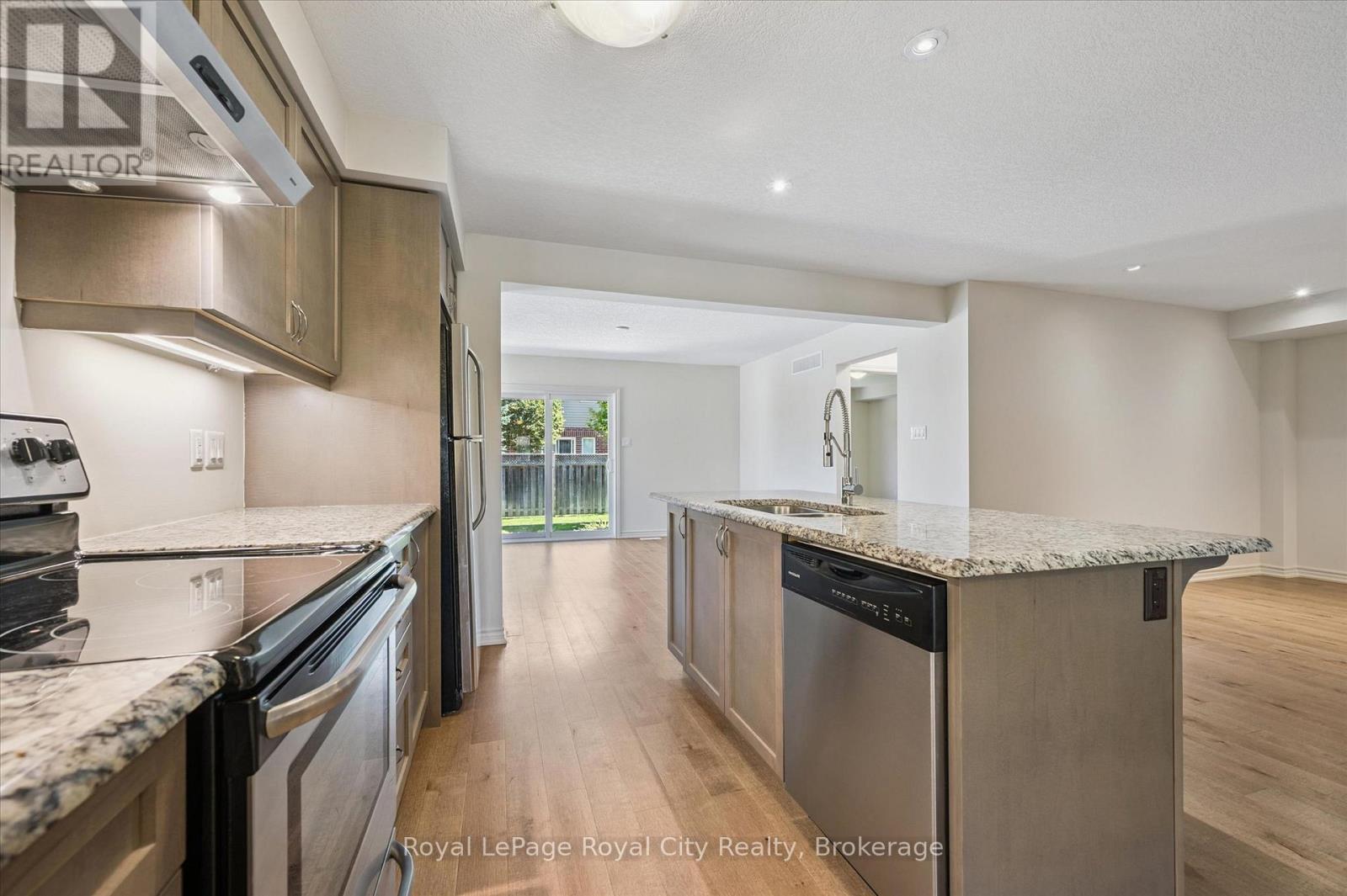 












52 ABERDEEN STREET

,
Centre Wellington (Fergus),




Ontario
N1M0C1

