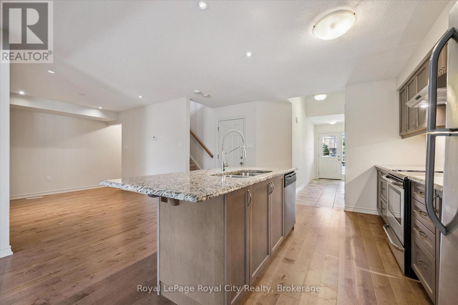 












52 ABERDEEN STREET

,
Centre Wellington (Fergus),




Ontario
N1M0C1

