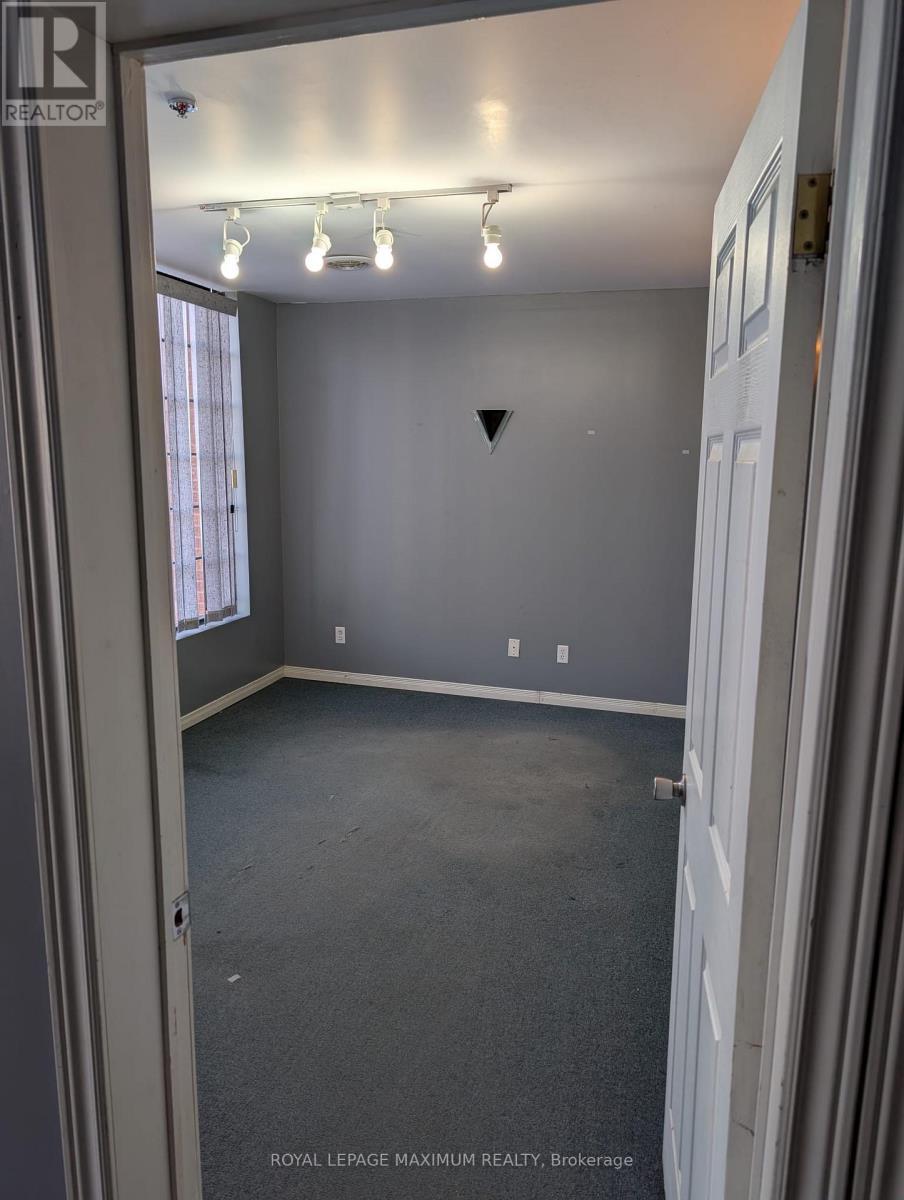 












5 - 644 MILLWAY AVENUE

,
Vaughan,




Ontario
L4K4H4

