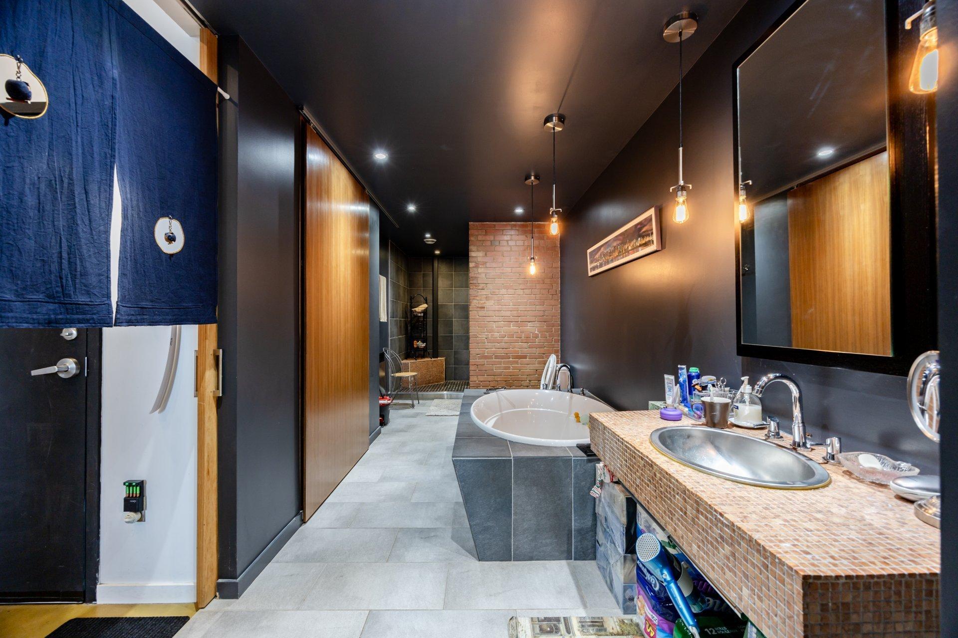 









2321


Av. des Érables

, 301,
Montréal (Ville-Marie),




QC
H2K3V4

