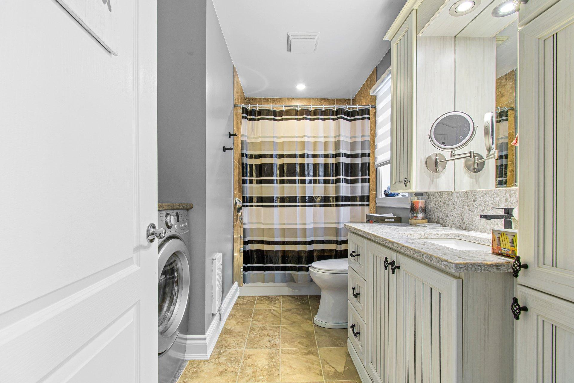 









17

 - 17A


Place du Clos

,
Lachute,




QC
J8H0J3

