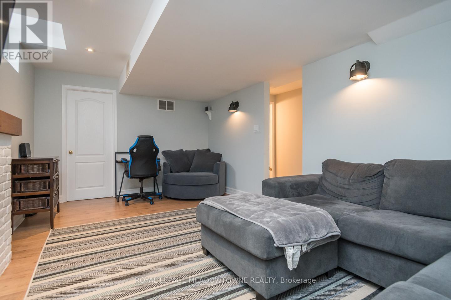 












1592 FRENCH GARDEN

,
Milton,




Ontario
L9T5M4

