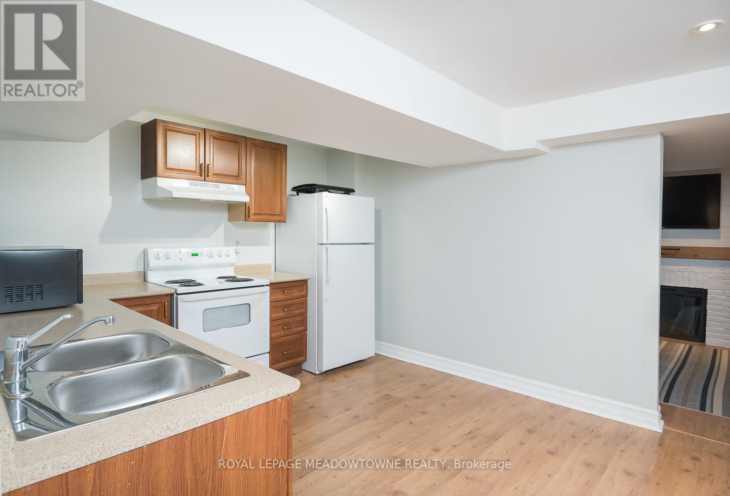 












1592 FRENCH GARDEN

,
Milton,




Ontario
L9T5M4

