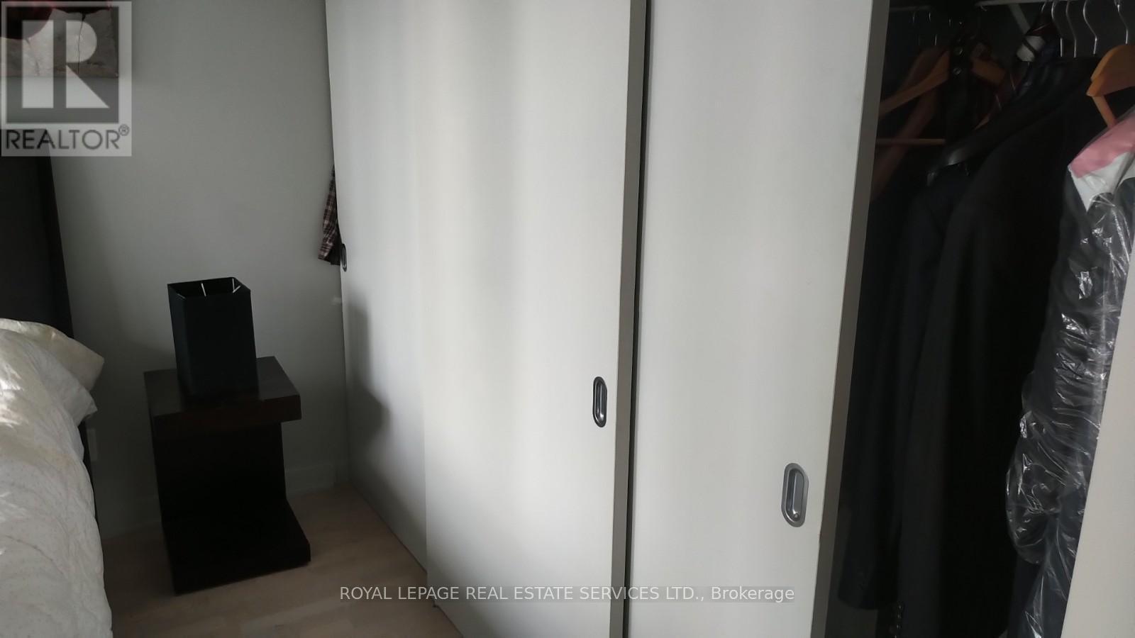 












1609 - 126 SIMCOE STREET

,
Toronto,




Ontario
M5H4E6

