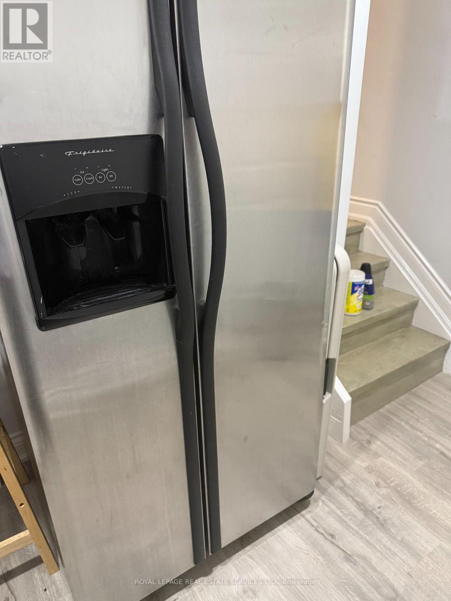 












BSMT - 858 KHAN CRESCENT

,
Mississauga,




Ontario
L5V2R4

