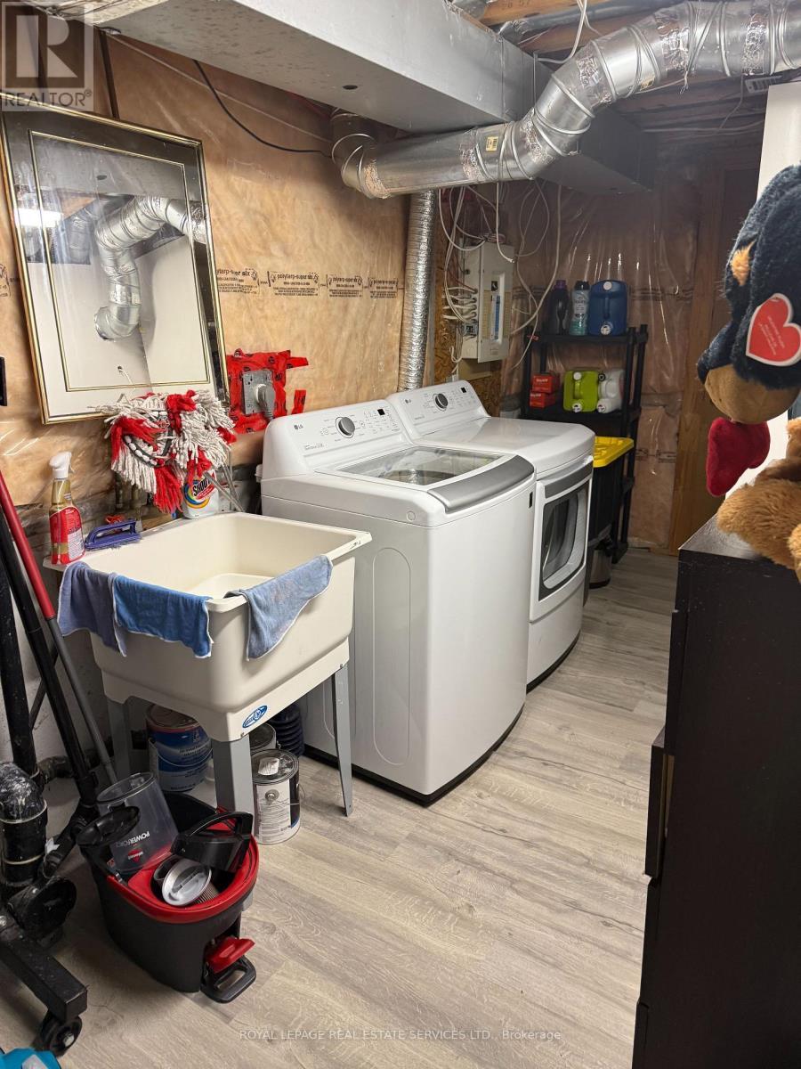 












BSMT - 858 KHAN CRESCENT

,
Mississauga,




Ontario
L5V2R4

