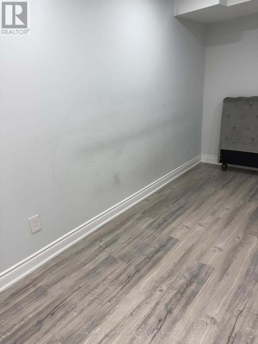 












BSMT - 858 KHAN CRESCENT

,
Mississauga,




Ontario
L5V2R4

