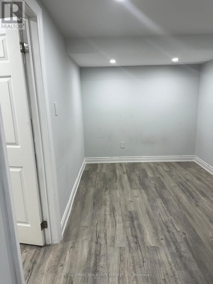 












BSMT - 858 KHAN CRESCENT

,
Mississauga,




Ontario
L5V2R4

