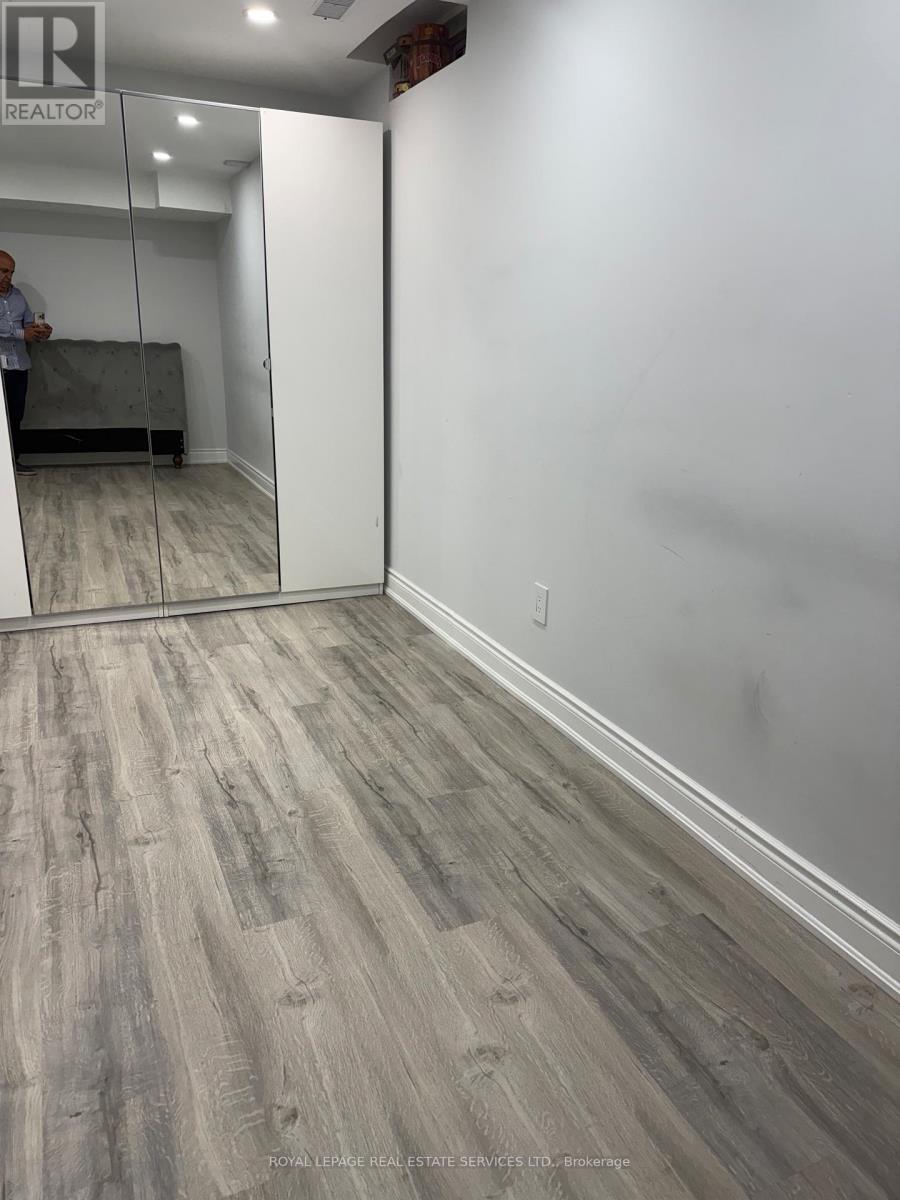 












BSMT - 858 KHAN CRESCENT

,
Mississauga,




Ontario
L5V2R4

