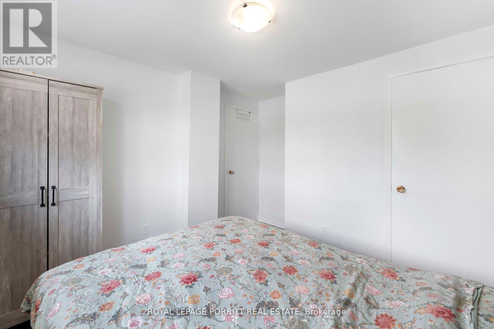 












32 CHAUCER CRESCENT

,
Barrie,




Ontario
L4N4T7

