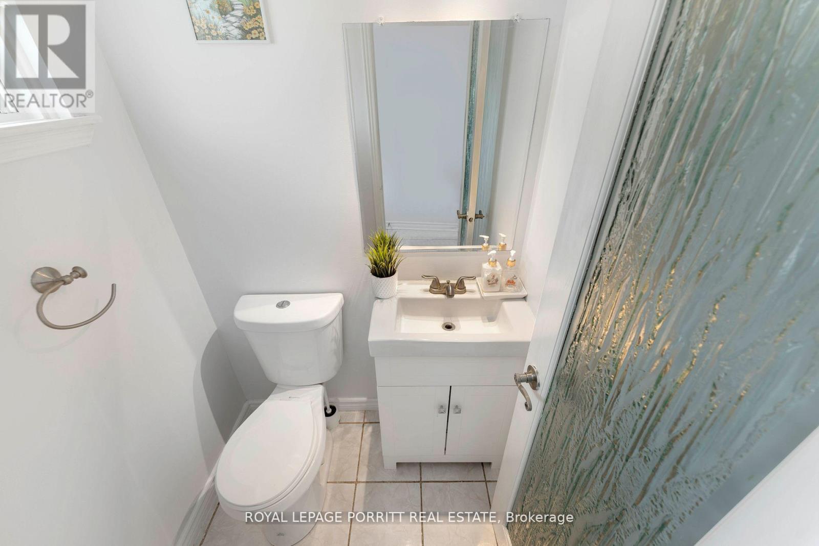 












32 CHAUCER CRESCENT

,
Barrie,




Ontario
L4N4T7

