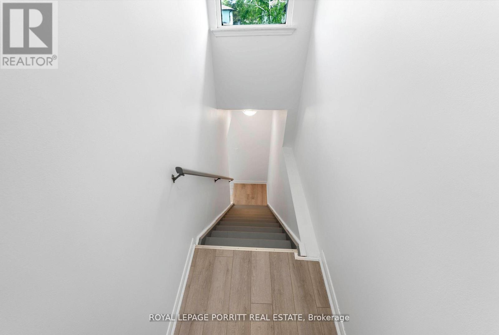 












32 CHAUCER CRESCENT

,
Barrie,




Ontario
L4N4T7

