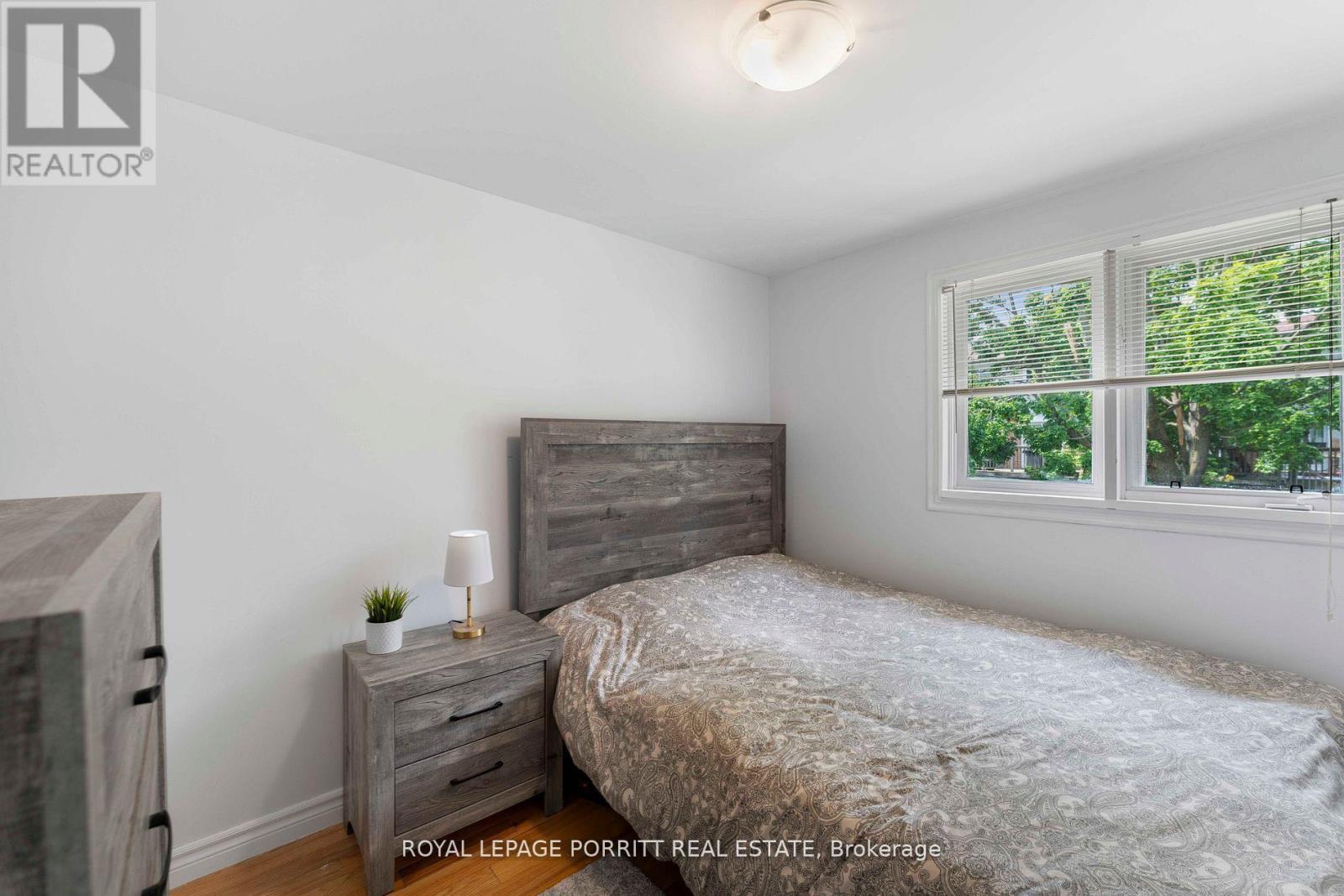 












32 CHAUCER CRESCENT

,
Barrie,




Ontario
L4N4T7

