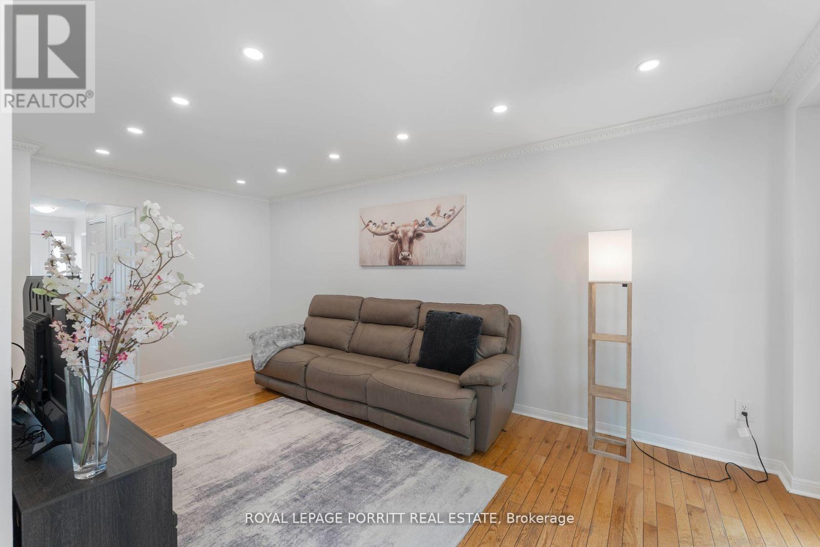 












32 CHAUCER CRESCENT

,
Barrie,




Ontario
L4N4T7

