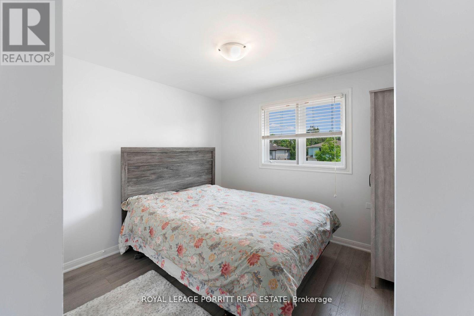 












32 CHAUCER CRESCENT

,
Barrie,




Ontario
L4N4T7

