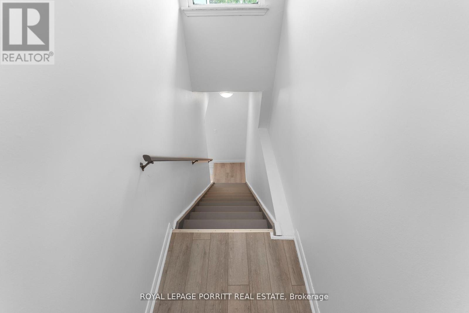 












32 CHAUCER CRESCENT

,
Barrie,




Ontario
L4N4T7

