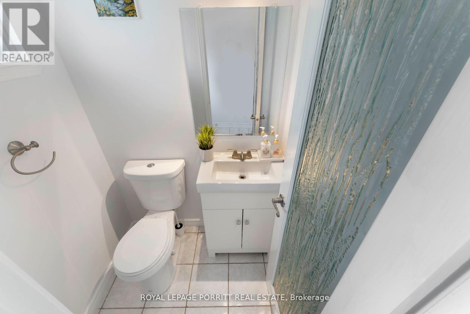 












32 CHAUCER CRESCENT

,
Barrie,




Ontario
L4N4T7

